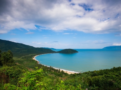 Da-Nang-beach-near-Hai-Van-pass